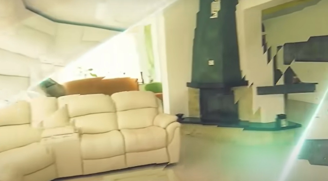 Imagini cu casa în care locuiește Mugur Mihăescu cu soția. Estimată la 800.000 de euro, vila are gazon pe acoperiș