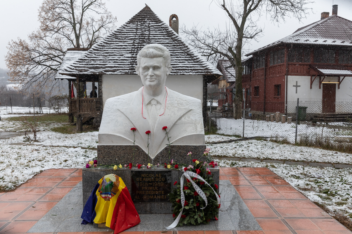 Acasă la Nicolae Ceaușescu, în Scornicești, de ziua fostului dictator. Ode, regrete și un oraș abandonat de oamenii plecați la muncă în afară
