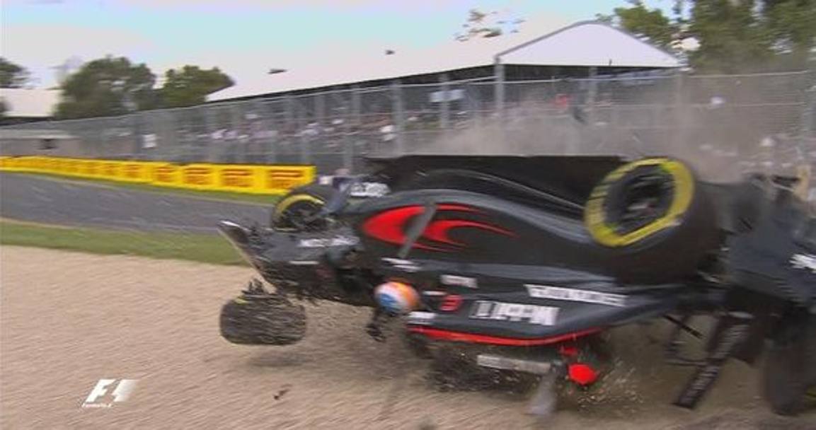 Incident în Formula 1, la prima cursă a sezonului! ^La Melbourne, bolidul lui Fernando Alonso s-a făcut acordeon, la 200 km/h! / GALERIE FOTO