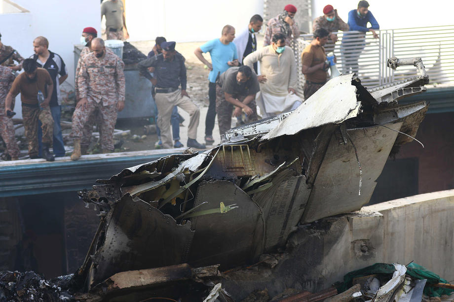 VIDEO | Un avion cu peste 100 de persoane la bord s-a prăbușit în Pakistan. Imagini de la locul tragediei