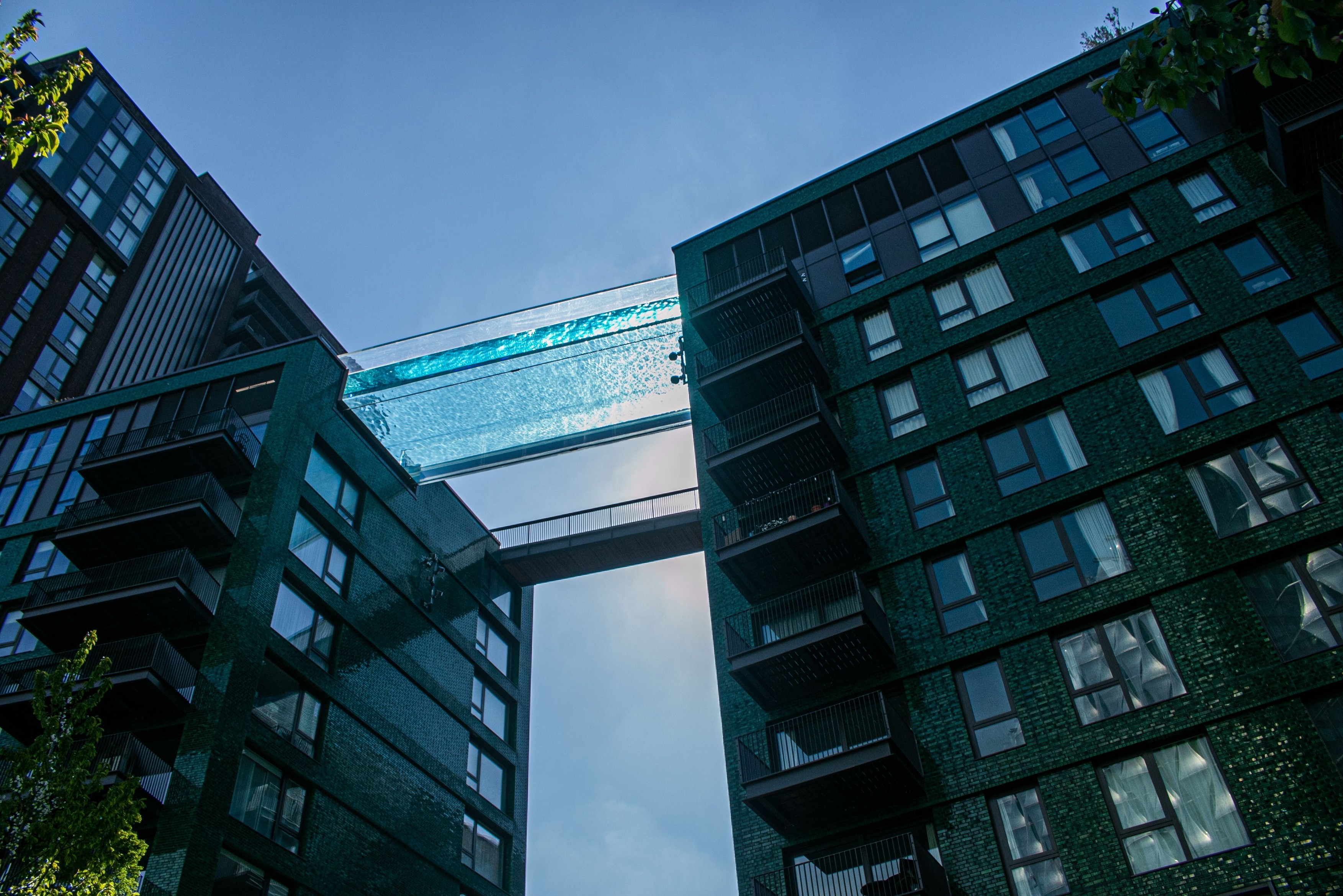 Cum arată piscina unicat din Londra, construită la 35 m înălțime, între două blocuri