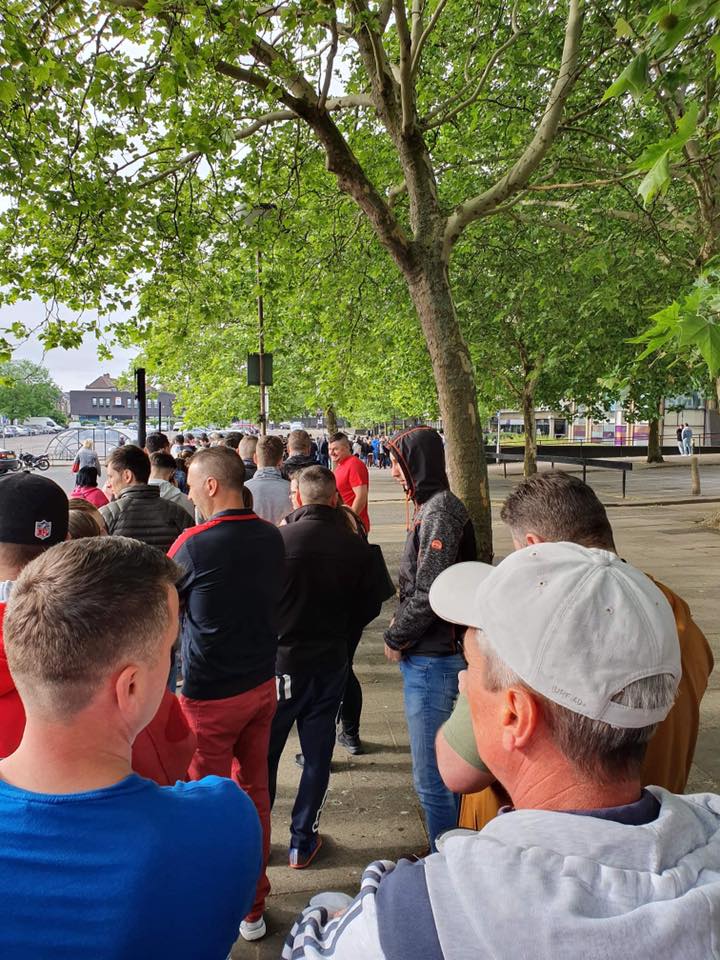 FOTO, VIDEO | Imagini incredibile la Londra: coadă interminabilă la secția de votare din cartierul botezat „Little Romania”! Mobilizare exemplară a diasporei și în Germania, Italia, Olanda și Belgia