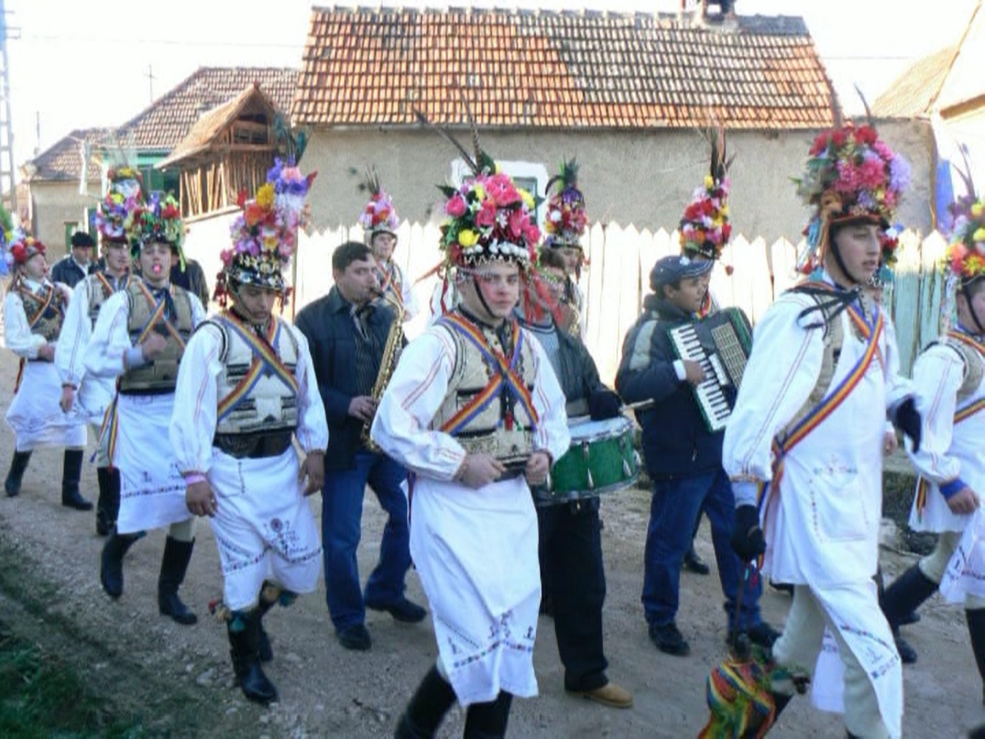REPORTAJ/Tradiții în Ardeal: "Butea feciorilor", un obicei de Crăciun păstrat de sute de ani în judeţul Alba/FOTO