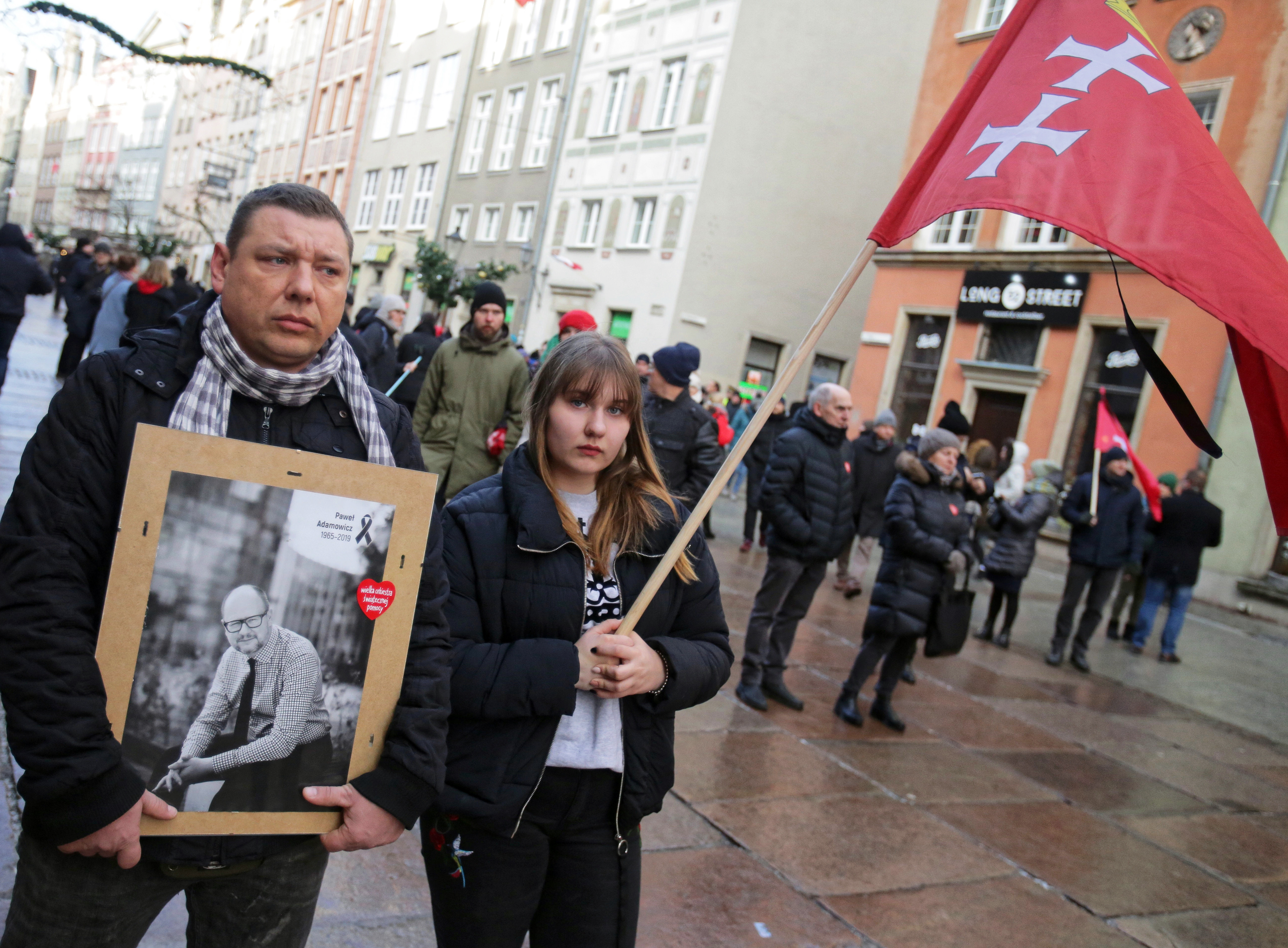 GALERIE FOTO: Zeci de mii de oameni l-au condus pe ultimul drum pe primarul din Gdansk, înjunghiat pe scenă, în timpul unui eveniment