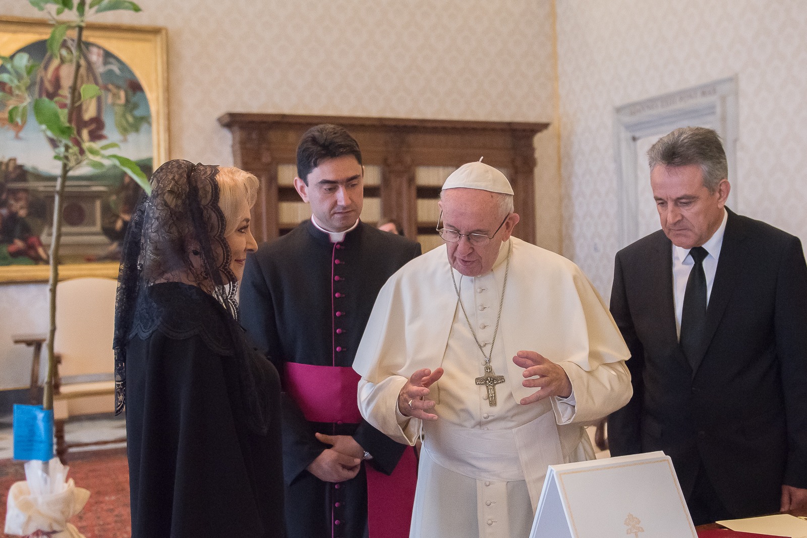 Premierul Viorica Dăncilă, în vizită la Vatican; Suveranul Pontif ar putea veni în România (VIDEO FĂRĂ SUNET)