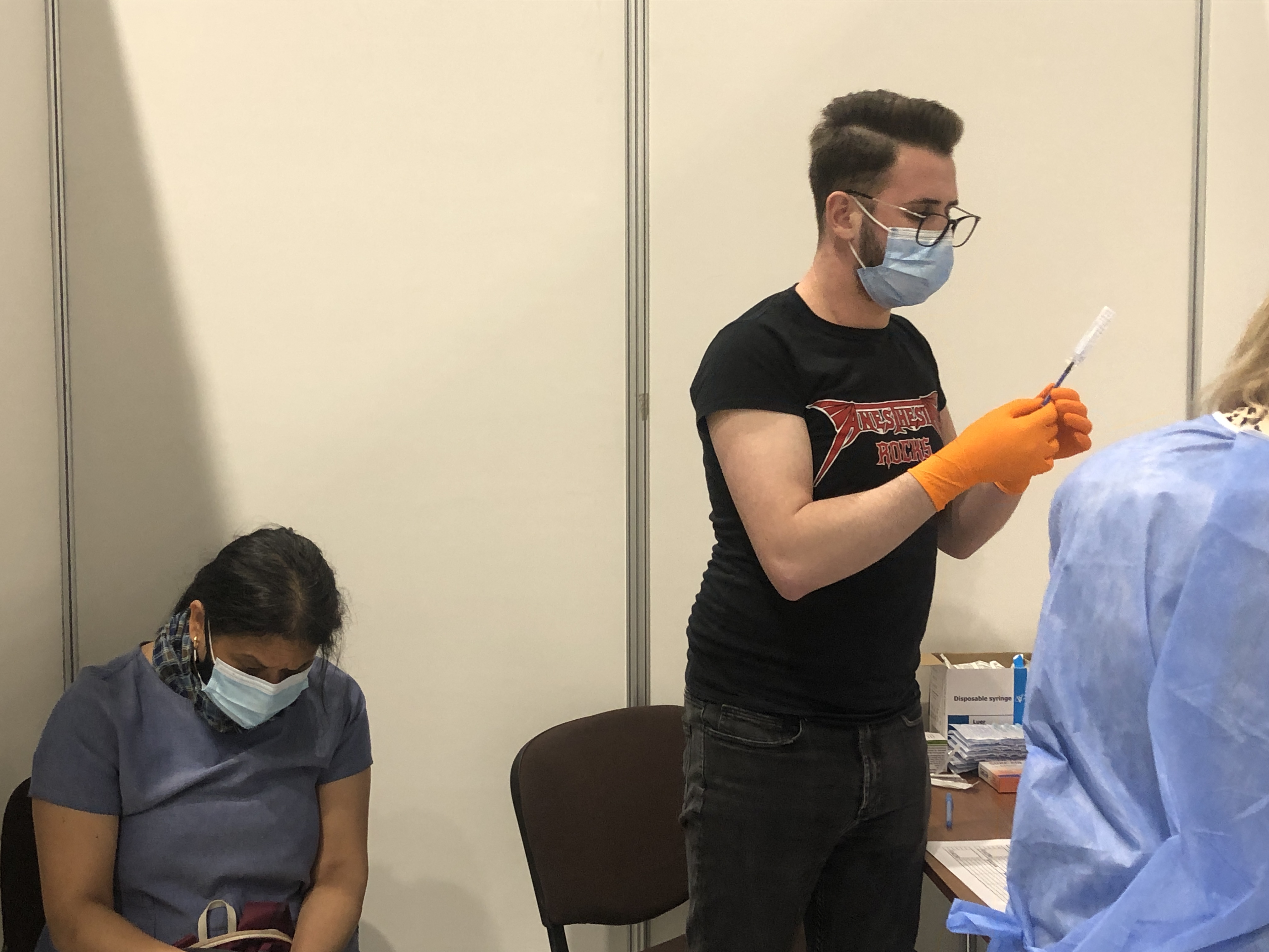 REPORTAJ. La vaccinare, în timpul nopții. „Am încercat să mă programez și nu mai erau locuri, e mai ușor cu maratonul”