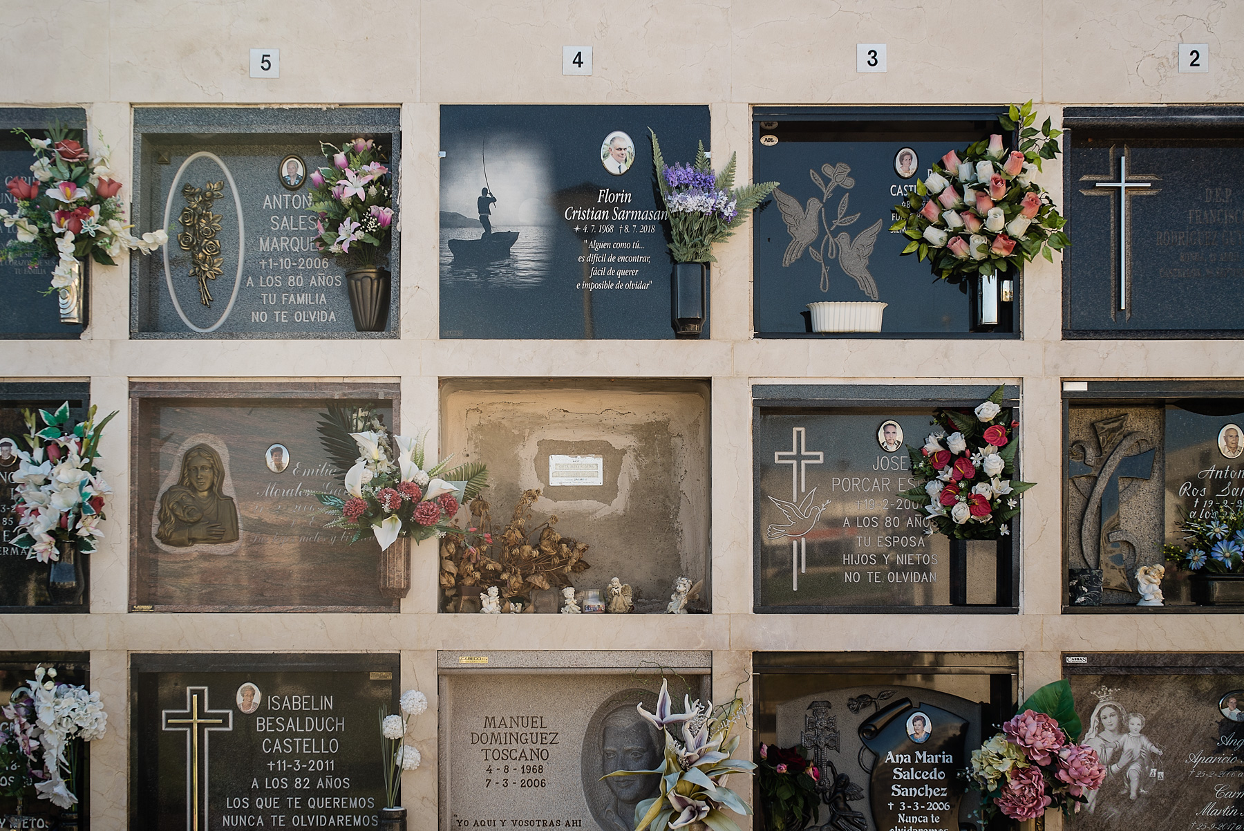 La o Biserică Ortodoxă din Spania, “Tatăl Nostru” se rostește și în română, și în spaniolă. Părintele Ioniță a înființat echipă de fotbal, îi laudă pe compatrioții lui care muncesc, e supărat pe cei care „au stricat tot”, dar i-a vizitat la pușcărie