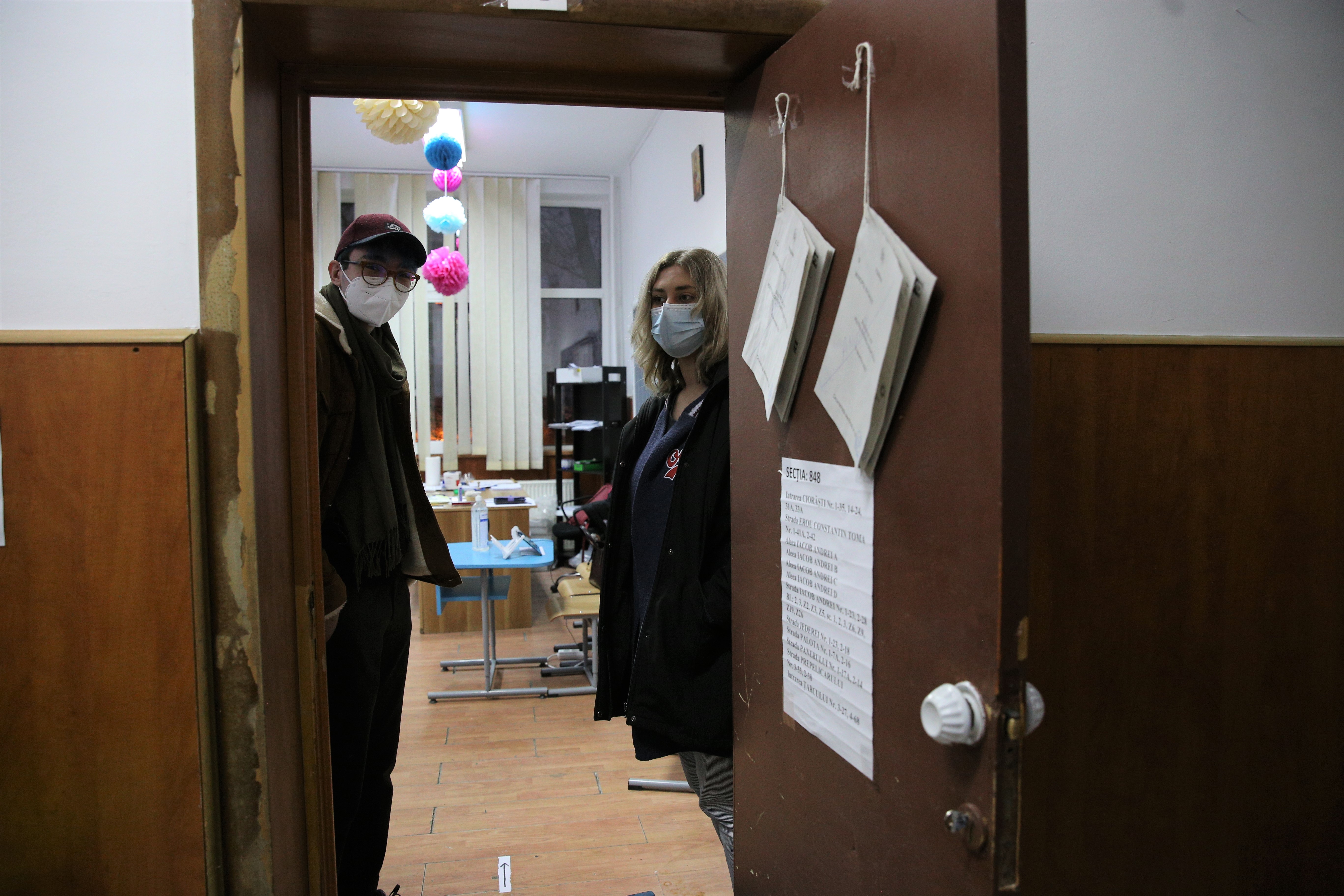 REPORTAJ: Lecția de implicare dată de doi observatori la vot la doar 18 și 19 ani. „Ceilalți trebuie să vadă exemple”