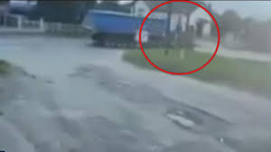 Sokkoló felvétel készült az adácsi vonatbalesetről: a kamion és a tehervonat sem fékezett a brutális ütközés előtt