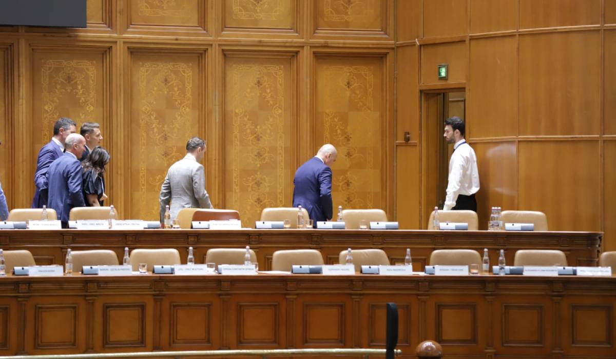 Toate cele patru moțiuni de cenzură depuse împotriva Guvernului Bolojan au fost respinse în Parlament. Ce urmează