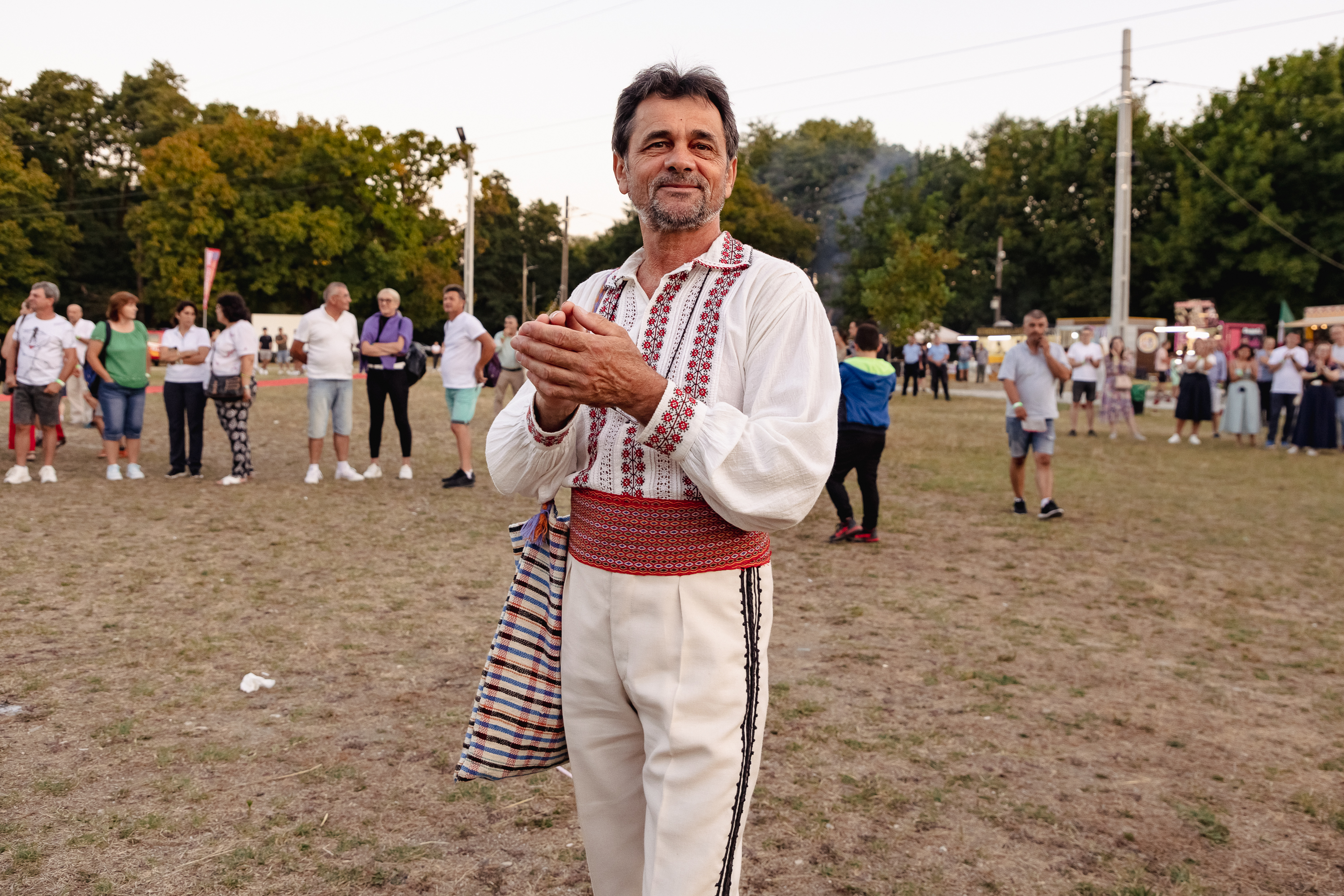 REPORTAJ Actorul Cuzin Toma a venit cu Taraful Caliu să aducă Film în Sat, la Peștișani, Gorj: „Să știe oamenii care m-au văzut crescând că joc și roluri serioase!”
