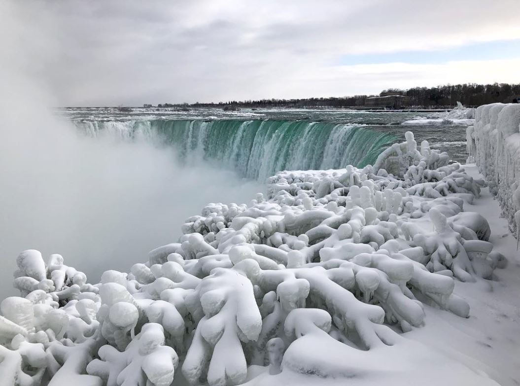 Imagini spectaculoase cu Cascada Niagara înghețată. Vizitatorii spun că ”e ca în castelul Elsei din Frozen”