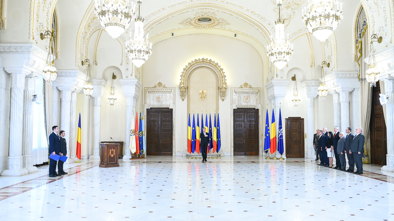 FOTO | Noii miniștri de la Dezvoltare și Transporturi au depus jurământul de învestitură. Preşedintele Iohannis, nicio declaraţie în cadrul ceremoniei