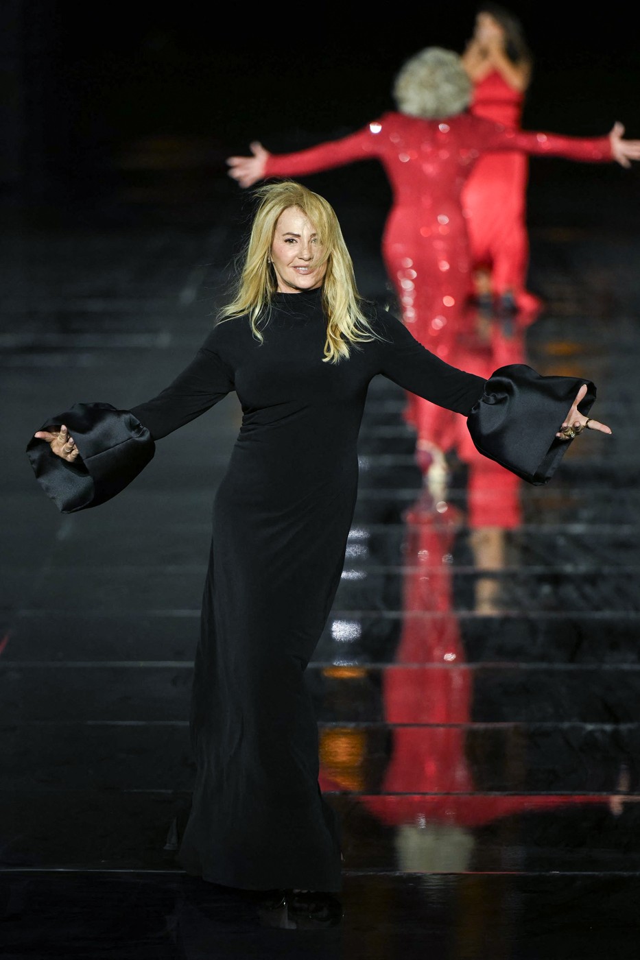 Nadia Comăneci, apariție spectaculoasă pe podium la Paris