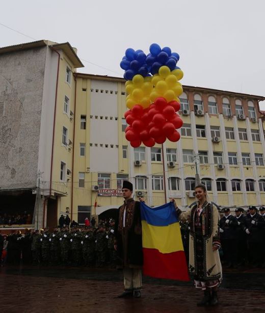 Militari în uniforme din Primul Război Mondial au defilat la Cluj de Ziua Națională. Mii de oameni din Ploiești au sărbătorit în ploaie Ziua Națională | FOTO&VIDEO
