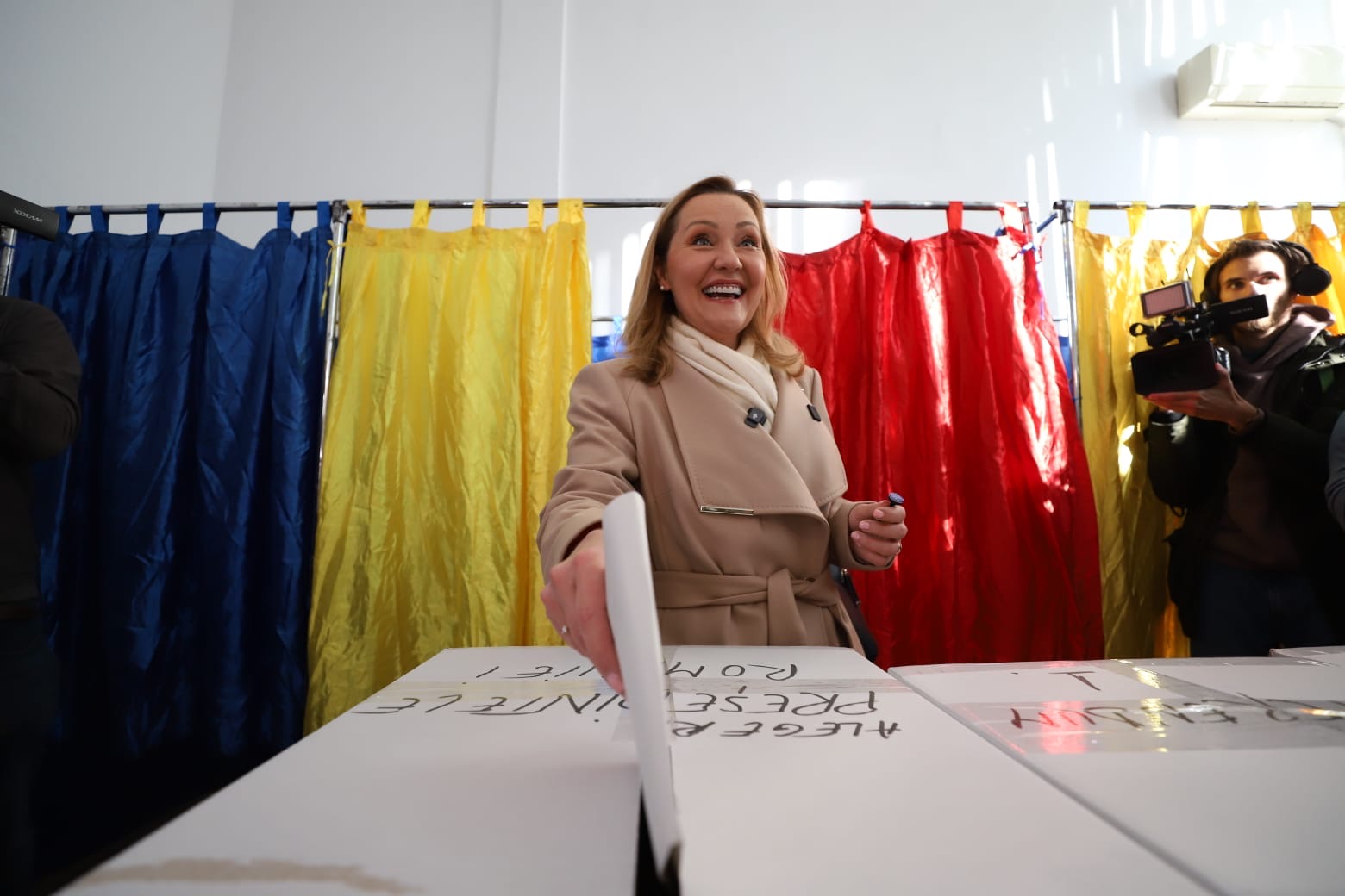 Cât costă paltonul purtat de Elena Lasconi în ziua alegerilor prezidențiale din 24 noiembrie. Ce a adus la secția de votare: „Fără blat”