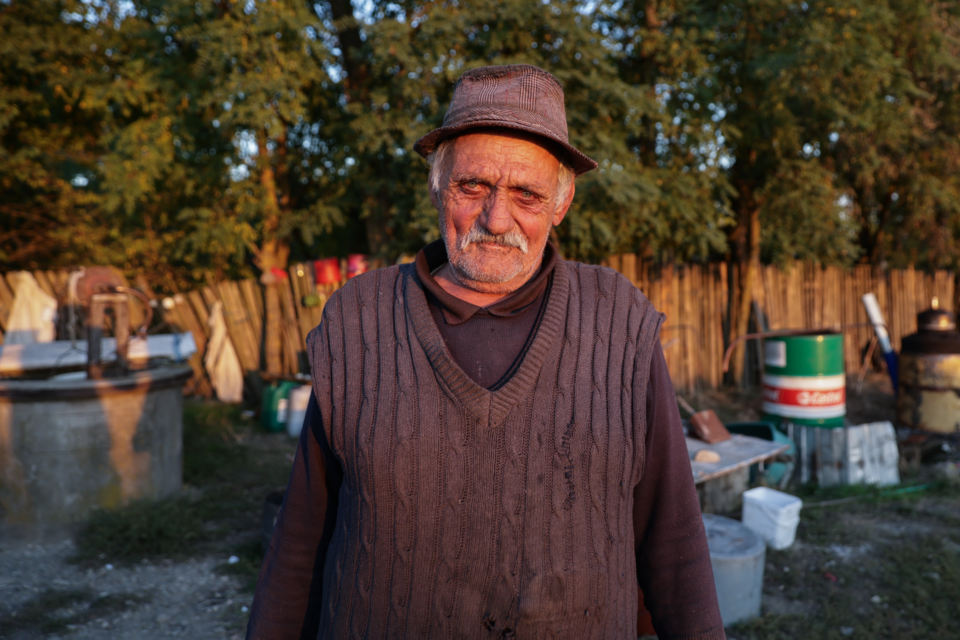 Bătrânul de la marginea lumii. Mesaj pentru politicieni: „Ce mănânci tu, aşa şi ceilalţi. Noi am fost 14 copii, ce-o mâncat tata, ne-o dat şi nouă, nu că el a mâncat carnea, şi noi borşul”