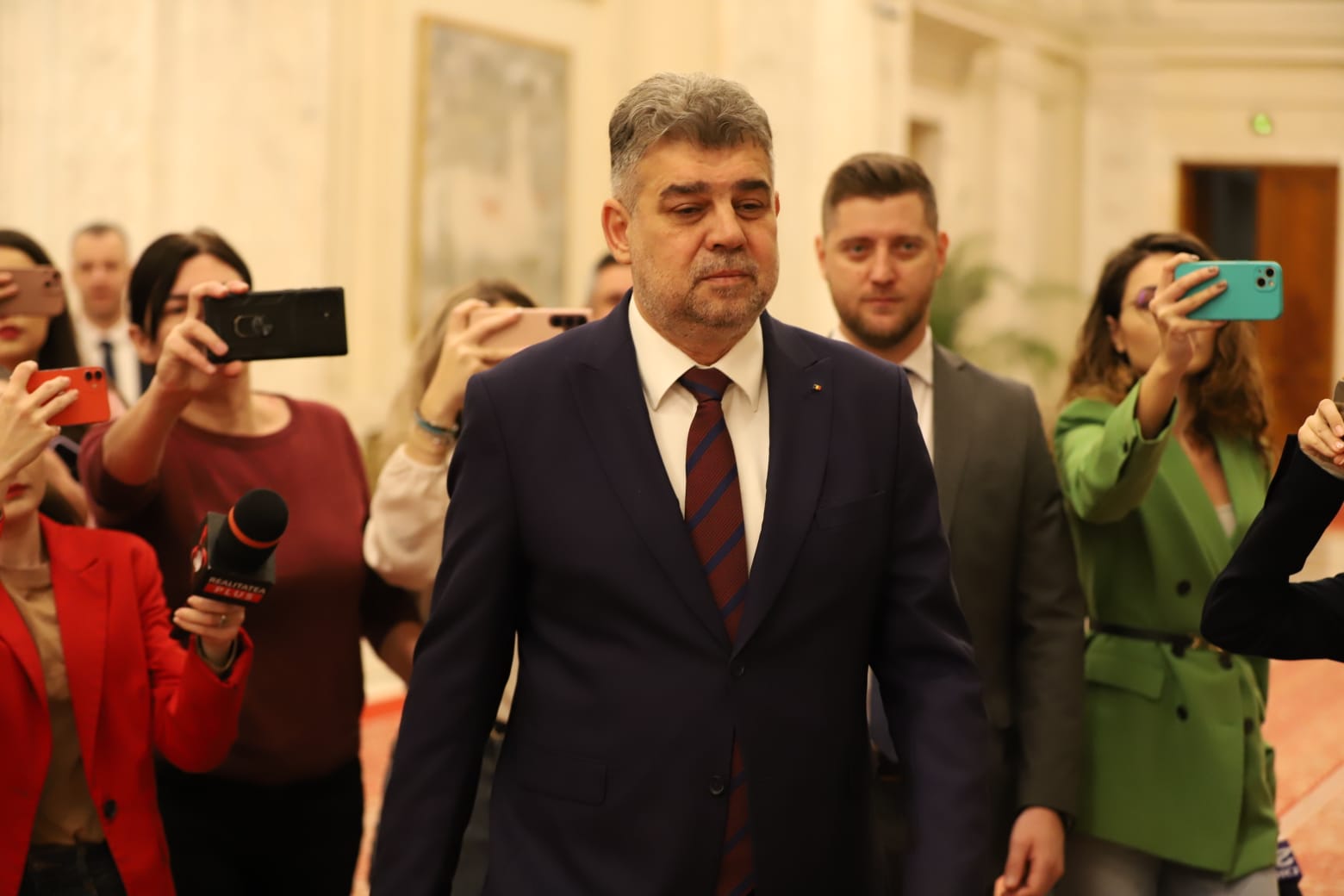 Tensiuni și nedumeriri legate de componența noului guvern: liberalii au luat doar praful de pe tobă. Cum a apărut din neant Radu Marinescu