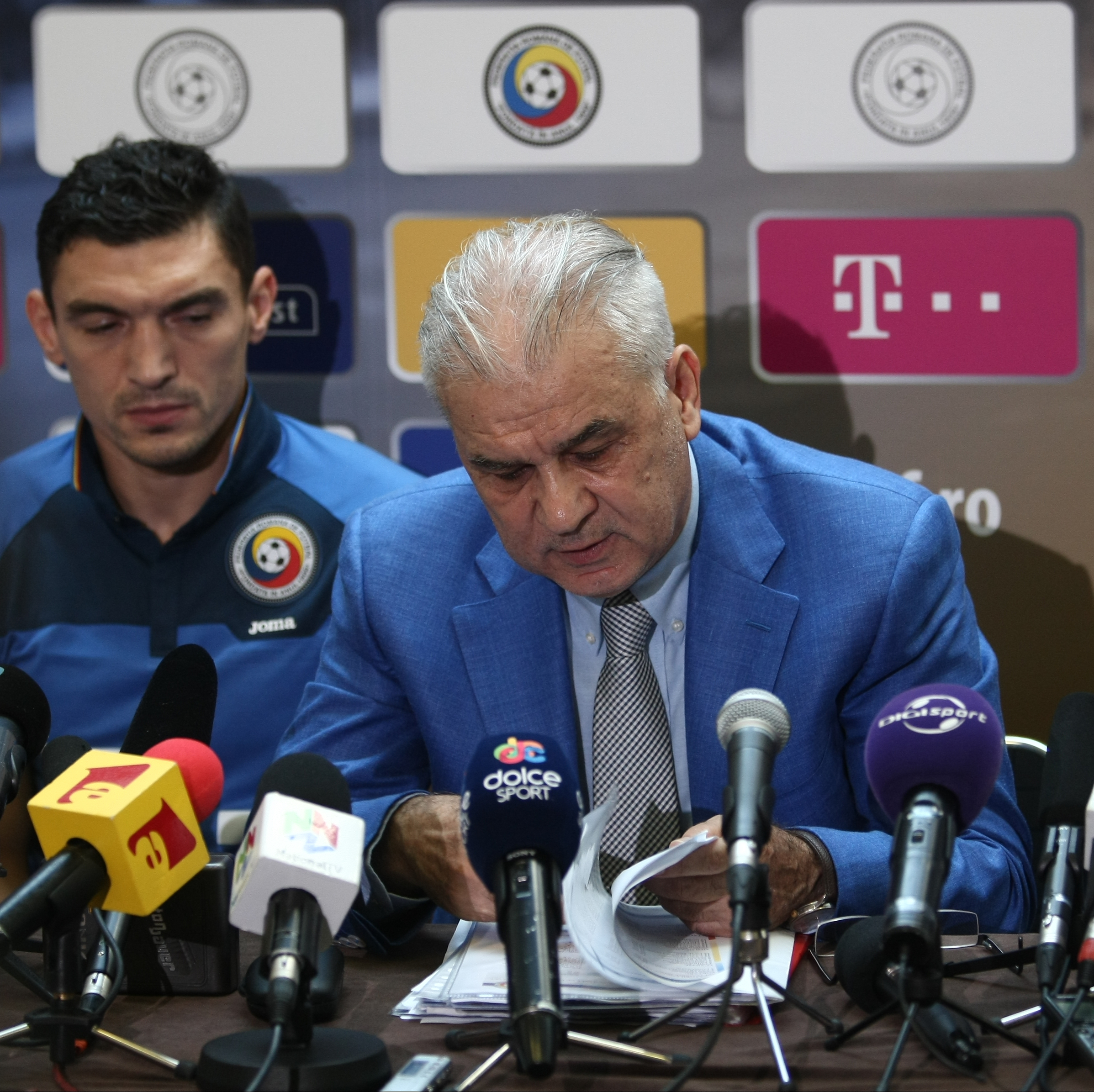 Schimb de replici fabuloase între Iordănescu și Budescu. ”Aștept să te apuci de fotbal”. ”Ce vrei, bă, cine ești?” / GALERIE FOTO