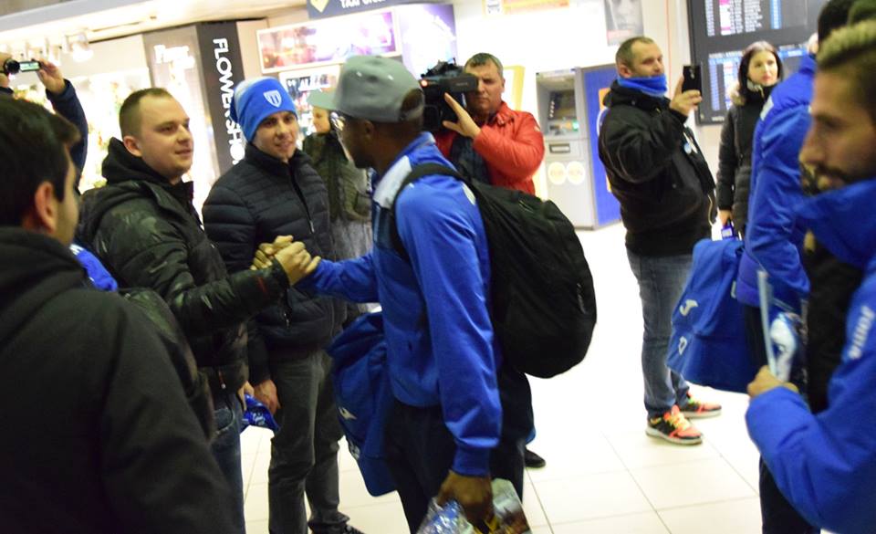 Fotbaliștii Craiovei au fost așteptați de fani cu torțe la revenirea din Malta / GALERIE FOTO&VIDEO