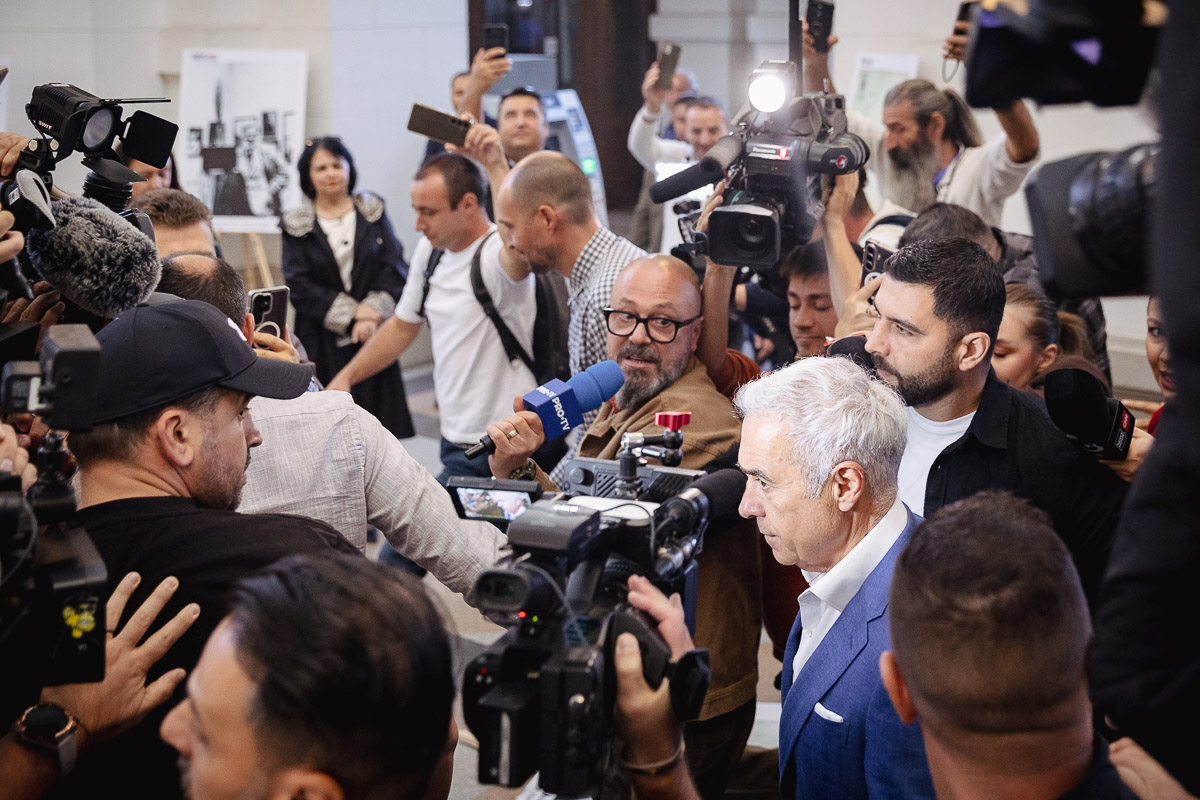 Călin Georgescu în sala de judecată. Ce a făcut în timpul procesului în care e acuzat de complicitate la tentativă de lovitură de stat