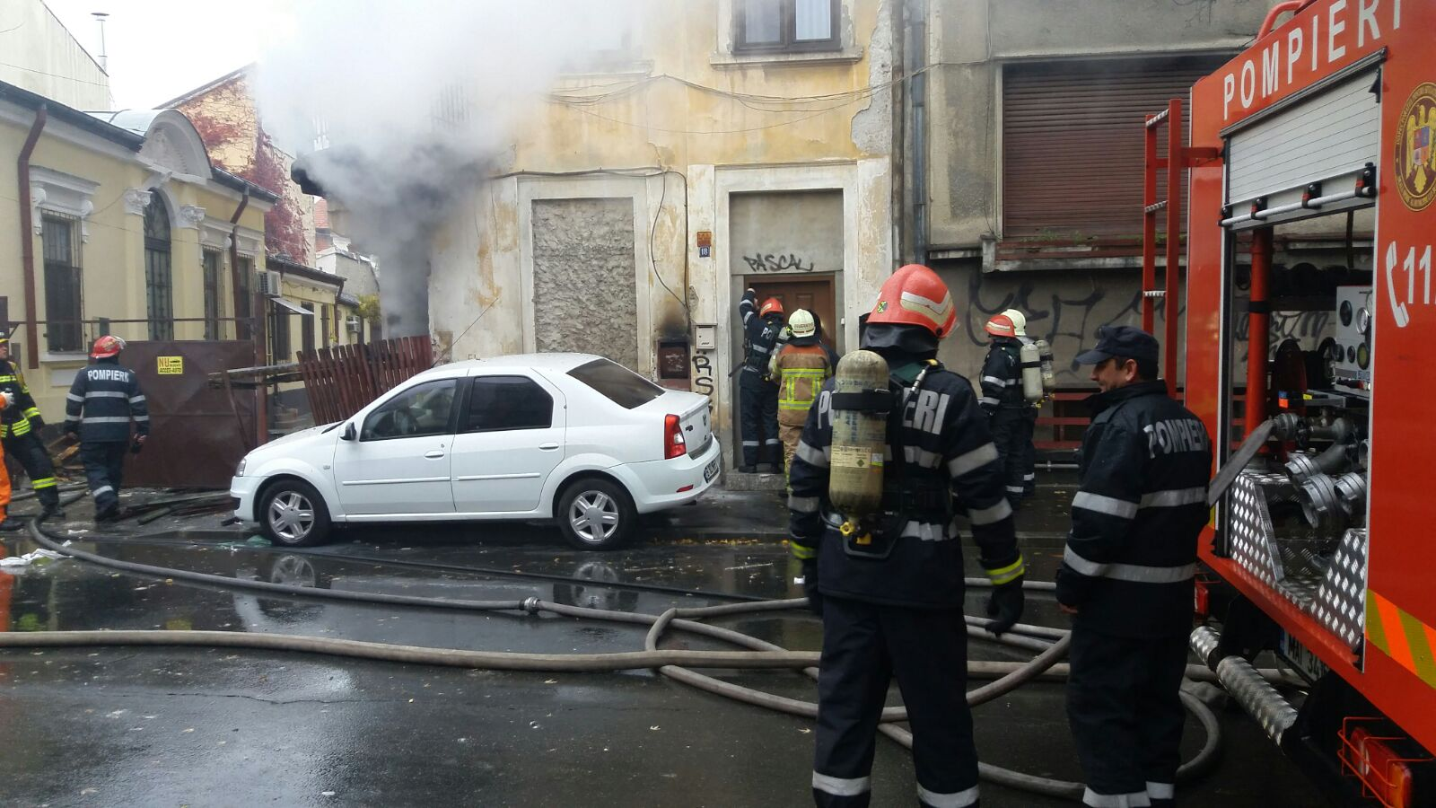 UPDATE. Explozie la parterul unui imobil din Capitală. O persoană în flăcări a ieșit din clădire