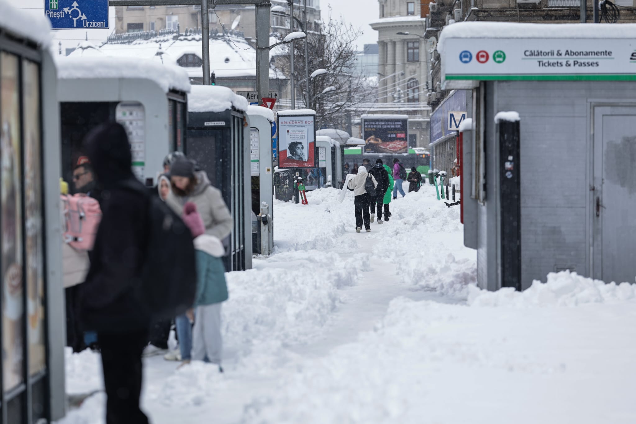 Zăpada a dat peste cap și trenurile, și avioanele din România: întârzieri de sute de minute și zboruri anulate