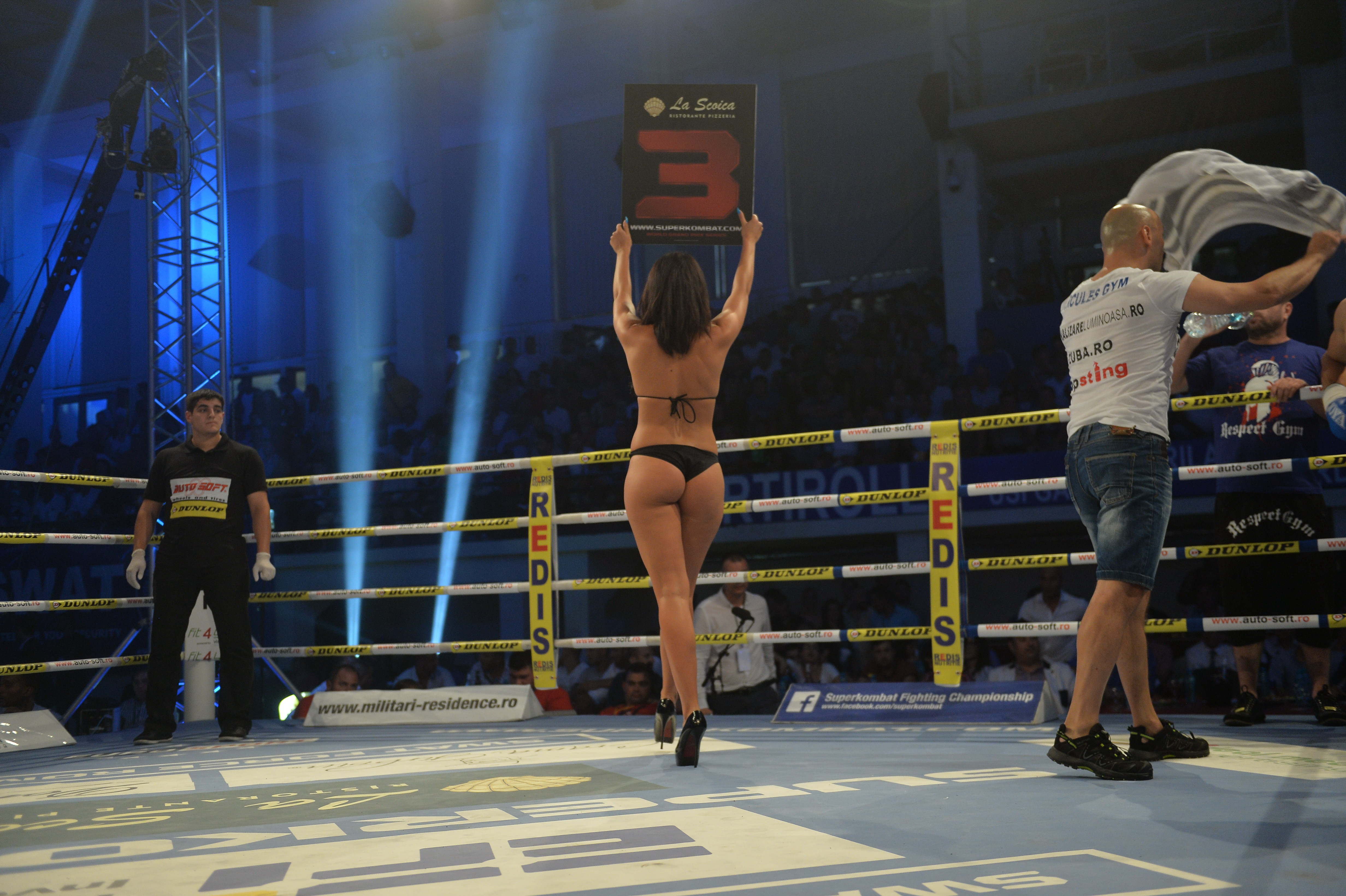 În ring când au intrat, spectatorii și mai tare s-au înfierbântat! Fetele sexy din preajma băieţilor duri de la Superkombat Constanța / GALERIE FOTO HOT   