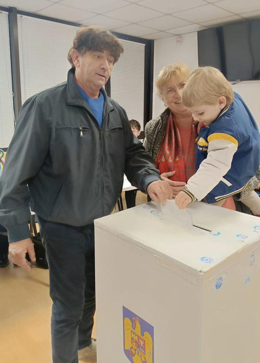Imagini cu românii care au votat în diaspora la alegerile prezidențiale. Cel mai vârstnic alegător are 100 de ani