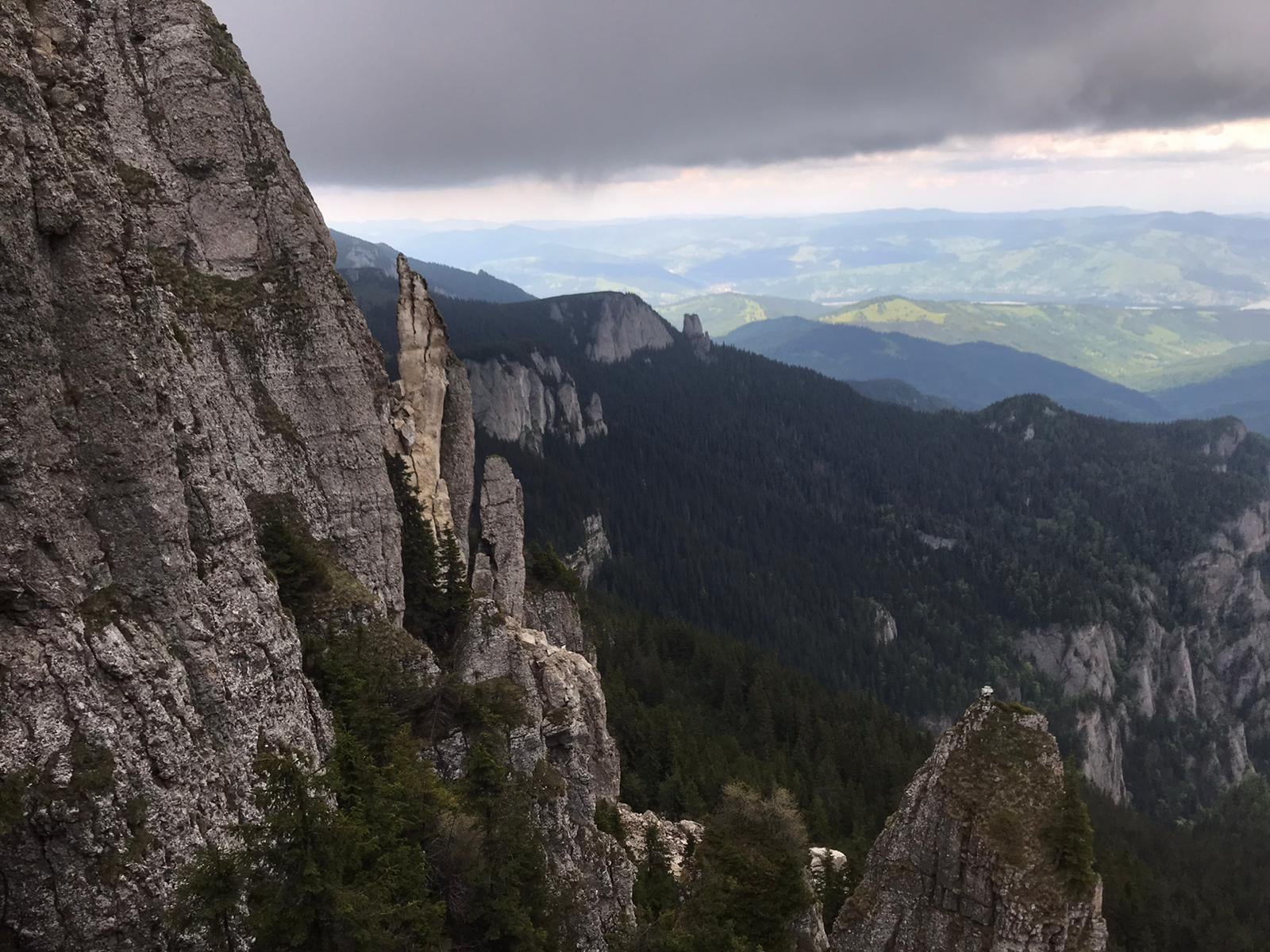 O stâncă de sute de tone din Ceahlău s-a prăbușit peste o potecă turistică. Avertisment pentru excursioniști