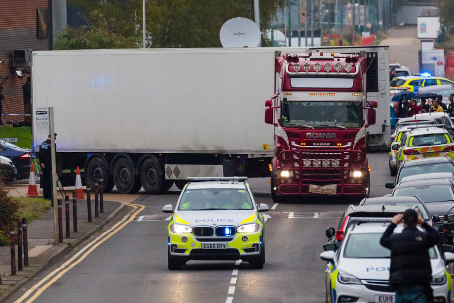 Mobilizare de forțe în Marea Britanie după ce 39 de cadavre au fost găsite în containerul unui camion. Ce știu autoritățile până acum