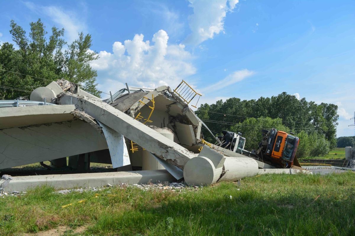 S-a prăbușit un pod rutier din Neamț, inaugurat anul trecut, după o reabilitare de 8 milioane de lei. Un bărbat a fost rănit