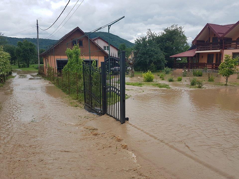 Inundații în Sighetu Marmației. Zeci de persoane, evacuate din calea apei
