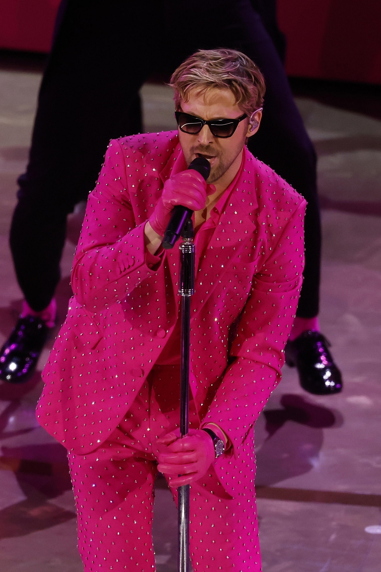 Ryan Gosling, într-un costum roz strălucitor pentru reprezentația epică de la Premiile Oscar 2024. A cântat „I’m Just Ken” din filmul Barbie | VIDEO