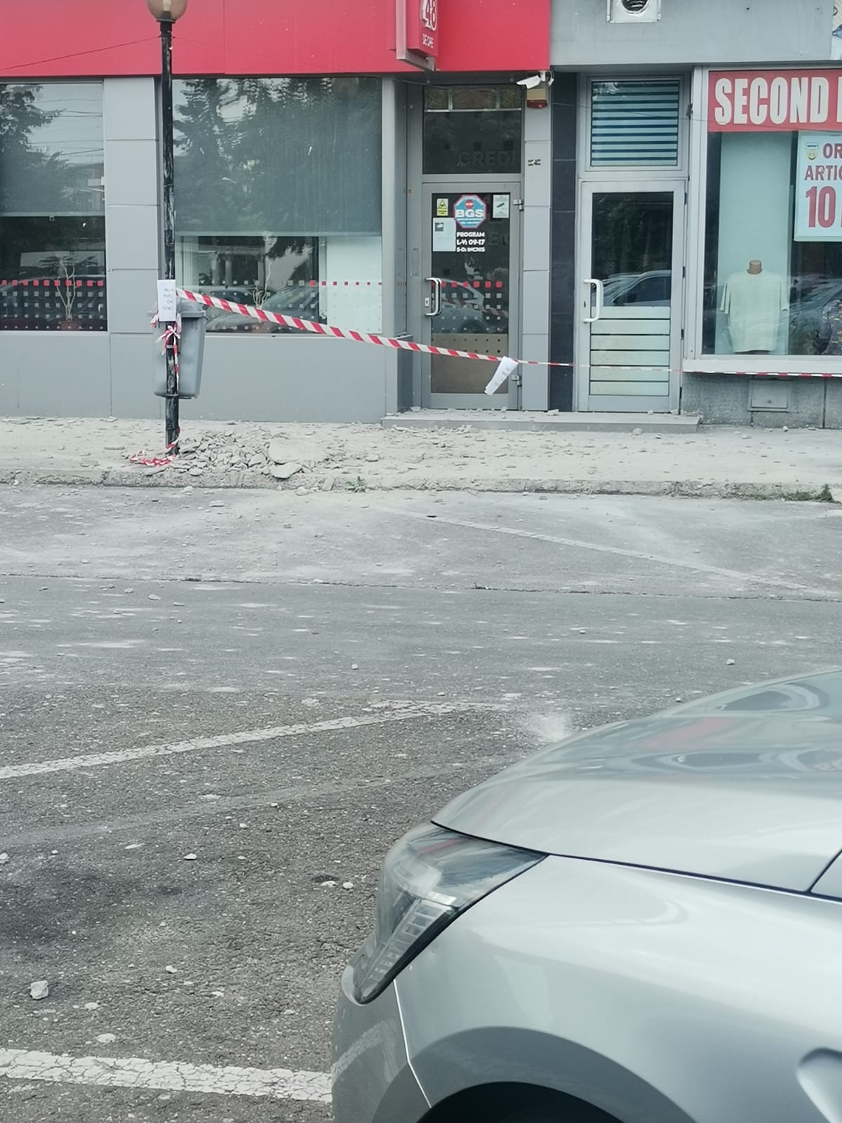 Cade tencuiala de pe blocul „7 Etaje” din Ploiești: „Pericol public”