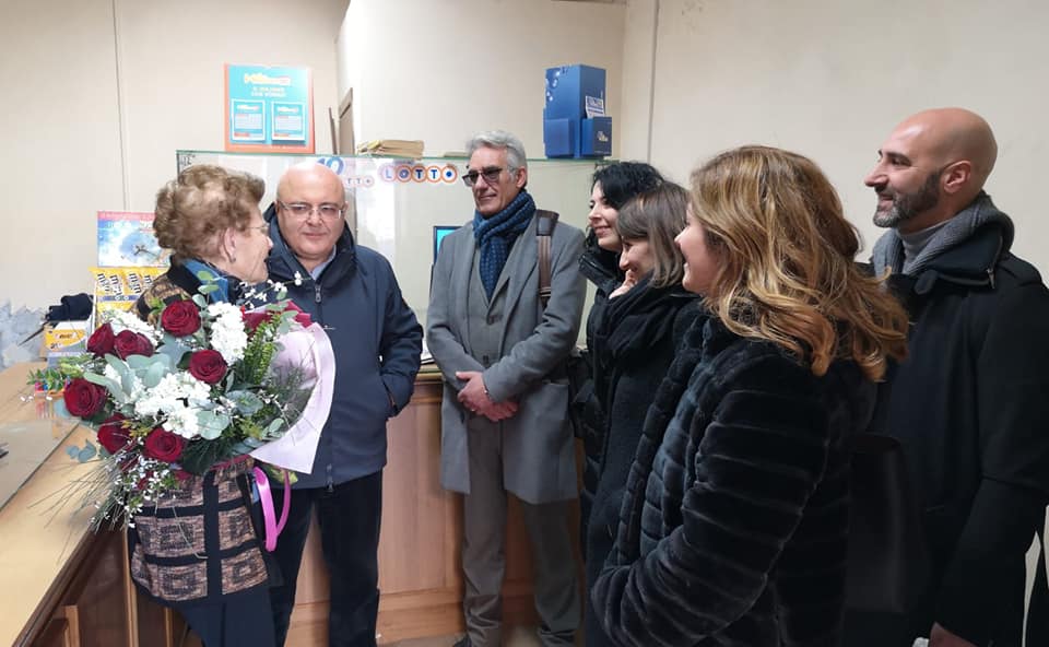 FOTO | Neînfricată la 90 de ani! O bătrână a devenit vedetă după ce a alungat un hoț înarmat