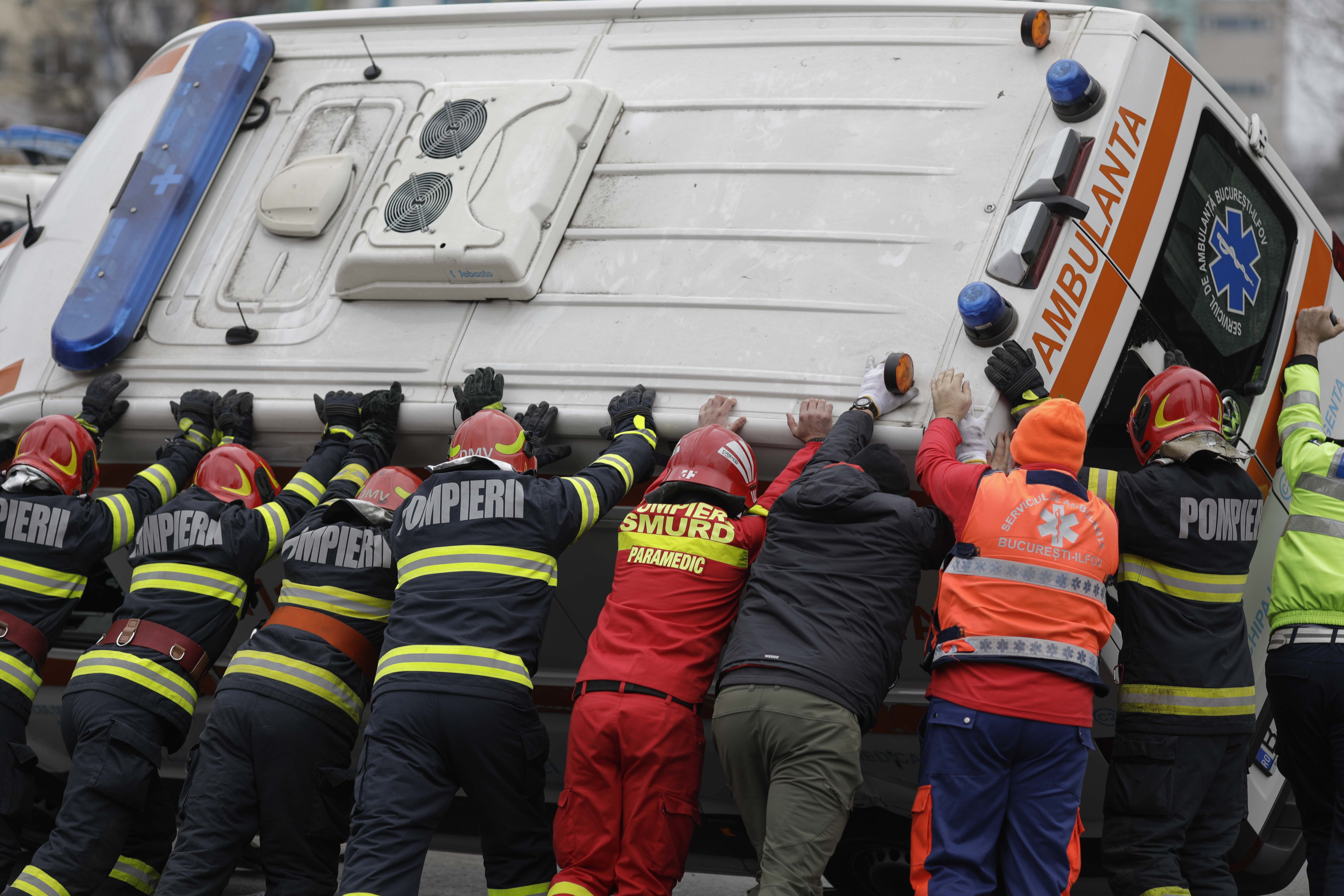 O ambulanță care transporta un pacient s-a răsturnat în centrul Bucureștiului după ce a fost lovită