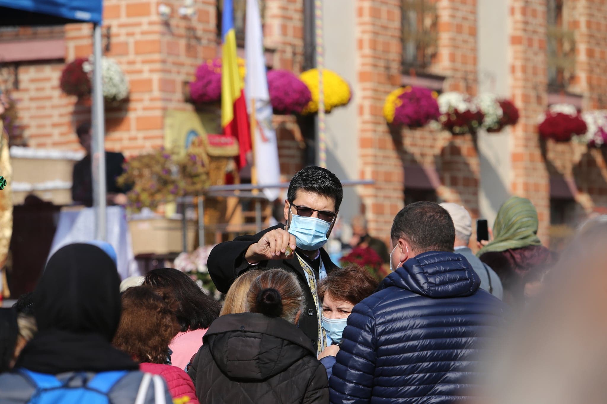 VIDEO | 30.000 de oameni au trecut pe la racla Sfântului Dimitrie. Marcel Ciolacu, chemat la slujbă de Patriarhul Daniel