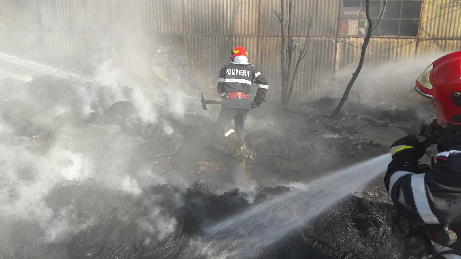Incendiu puternic la un depozit de anvelope din Măgurele, lângă Centura Capitalei (FOTO)