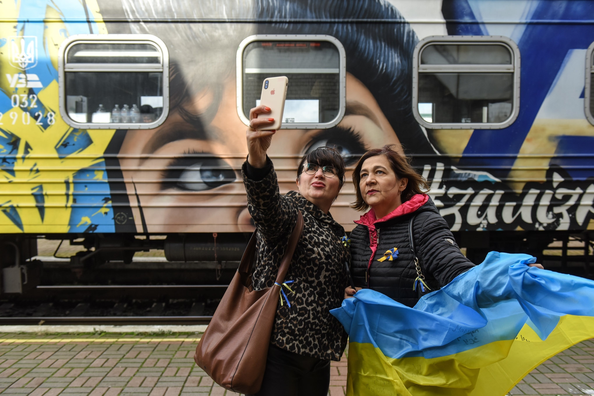 Ucraineni cu lacrimi în ochi, la sosirea „Trenului Victoriei”. De ce este importantă linia care leagă capitala Kiev de Hersonul eliberat