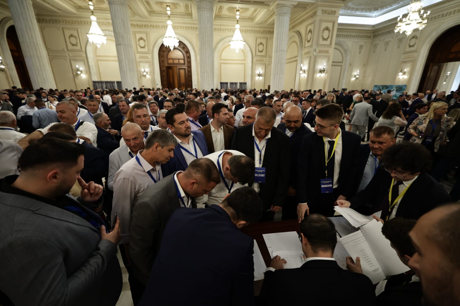 Congres PNL. Ce nu s-a văzut la TV: surprize, negocieri purtate până la votul final, atacuri interne și scepticism privind împărțirea funcțiilor