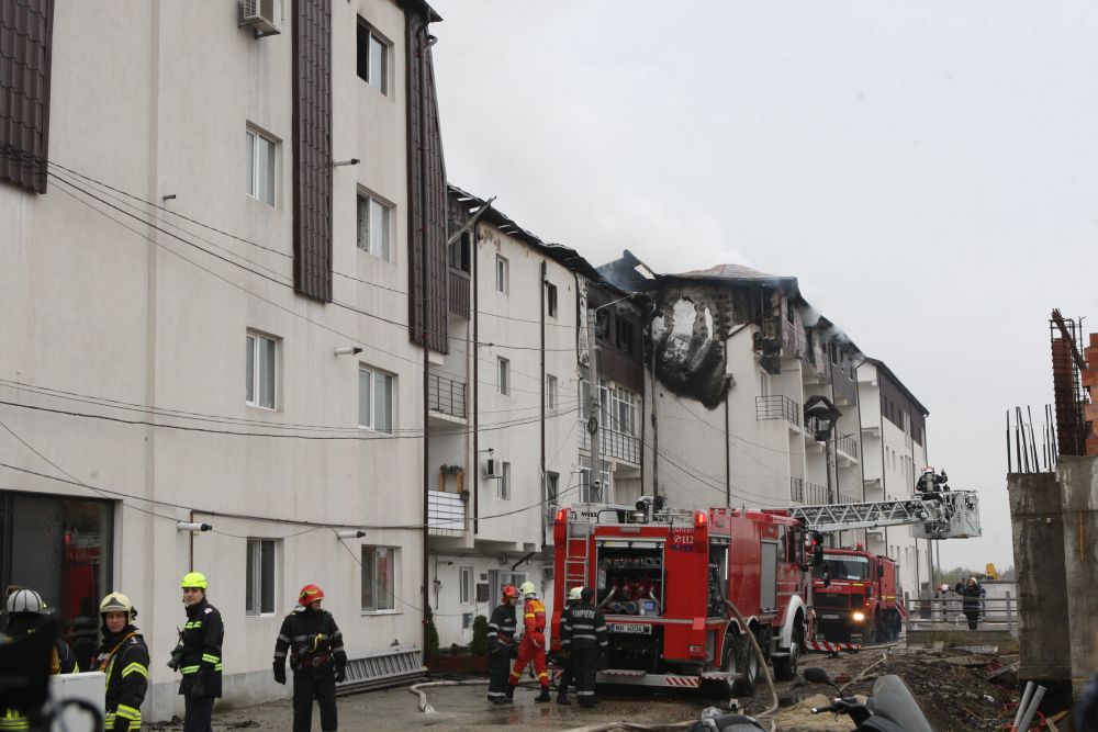 VIDEO/ Locuitorii din Chiajna aduc acuzații dure, după incendiul care a cuprins trei blocuri. "E posibil să fi rămas doar cu hainele de pe mine!”. De la ce ar fi pornit incendiul