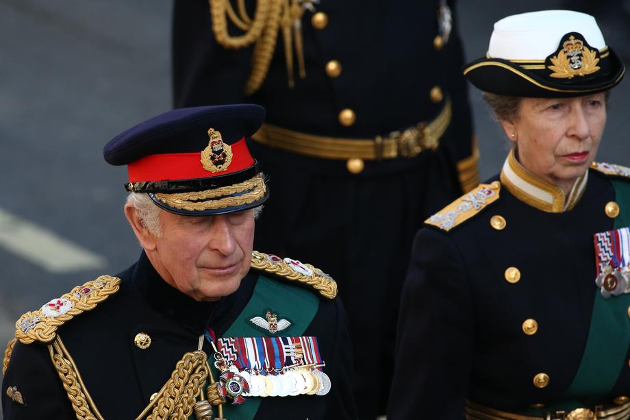 Sicriul reginei Elisabeta a II-a, depus la catedrala din Edinburgh, după o procesiune condusă de regele Charles al III-lea | VIDEO