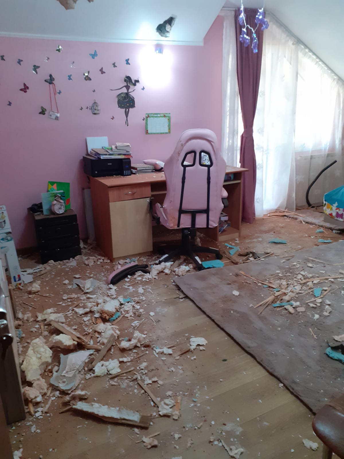 Un bolovan de 50 de kilograme a căzut prin acoperișul unei familii din Hunedoara. Autoritățile fac verificări, pentru că nu se știe de unde a venit piatra