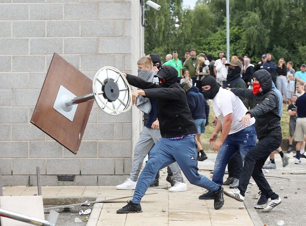 Noi violențe în Marea Britanie, după uciderea a trei fetițe: atacuri asupra unor hoteluri care găzduiesc imigranți. Guvernul anunță măsuri dure