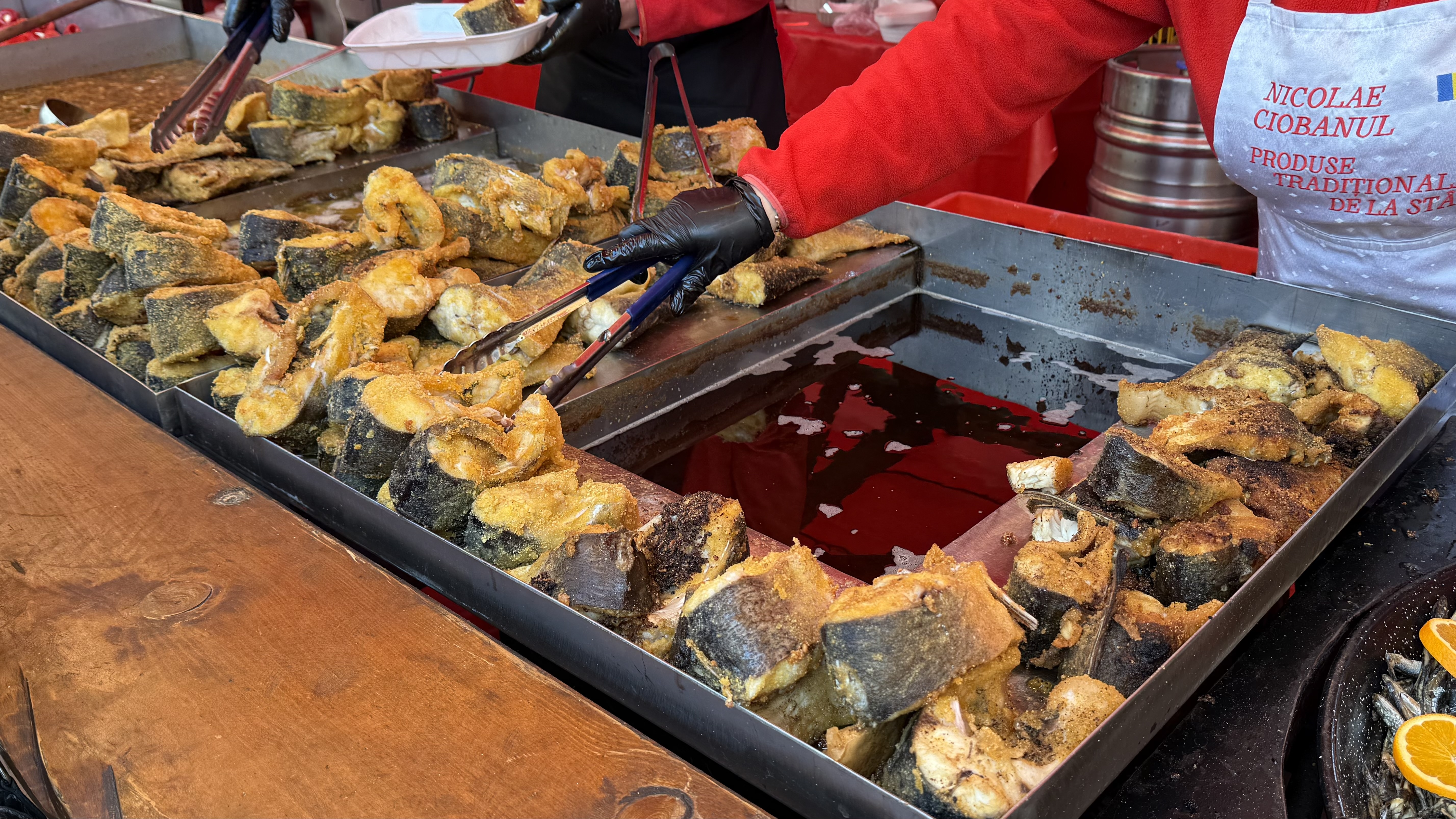 Cât costă o ciorbă pescărească lipovenească la Festivalul Pescăresc din București? O bucată de crap, cât un kilogram, în Obor