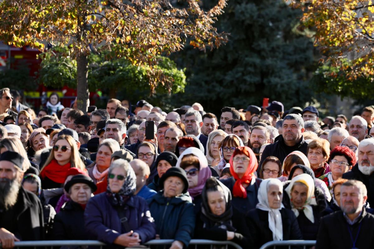 Candidații la prezidențiale au ajuns la slujba de la Catedrala Mitropolitană Iași, pentru Sfânta Parascheva