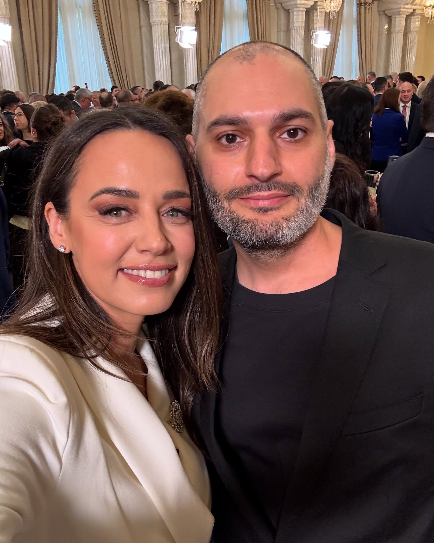 Imagini cu vedetele la învestirea lui Nicușor Dan. Delia, Andreea Raicu și Anca Serea nu au ratat ocazia de a face poză cu noul președinte al României