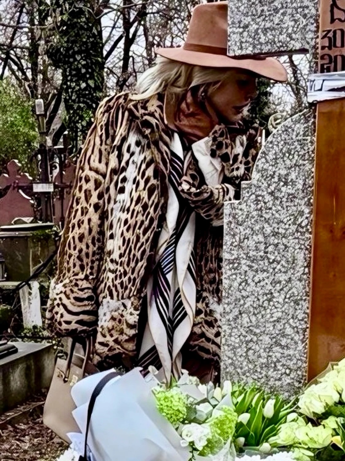 Cum a apărut Loredana Groza îmbrăcată la parastasul tatălui său. Fanii i-au criticat stilul vestimentar: „Semănați cu Cruella”