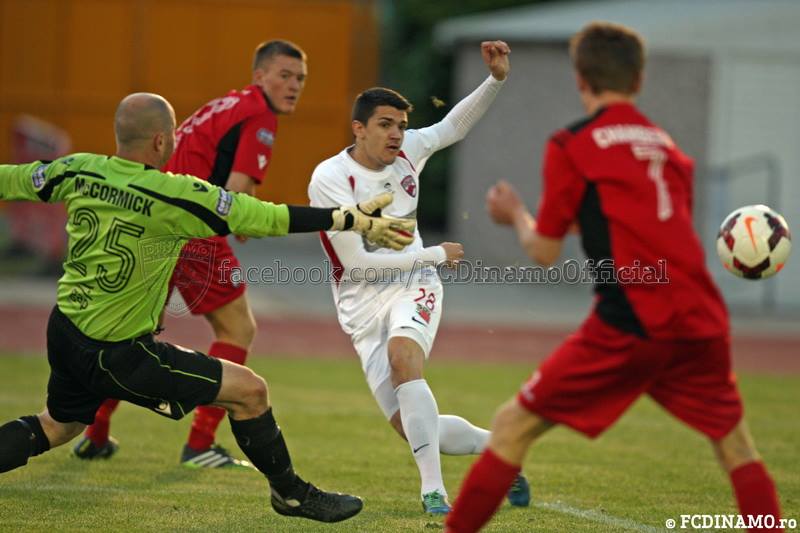FOTO/ Dinamo, distracție cu amatorii: ”câinii” au mușcat din ”nomazi”!